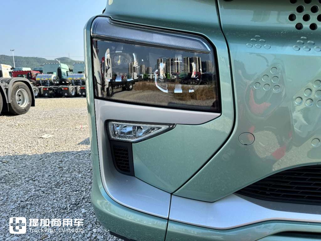 堪称全能,复合运输长途干线都能干!实拍乘龙H5V 540马力天然气牵引车 - 第9张 - 提加商用车网 堪称全能,复合运输长途干线都能干!实拍乘龙H5V 540马力天然气牵引车 - 第9张