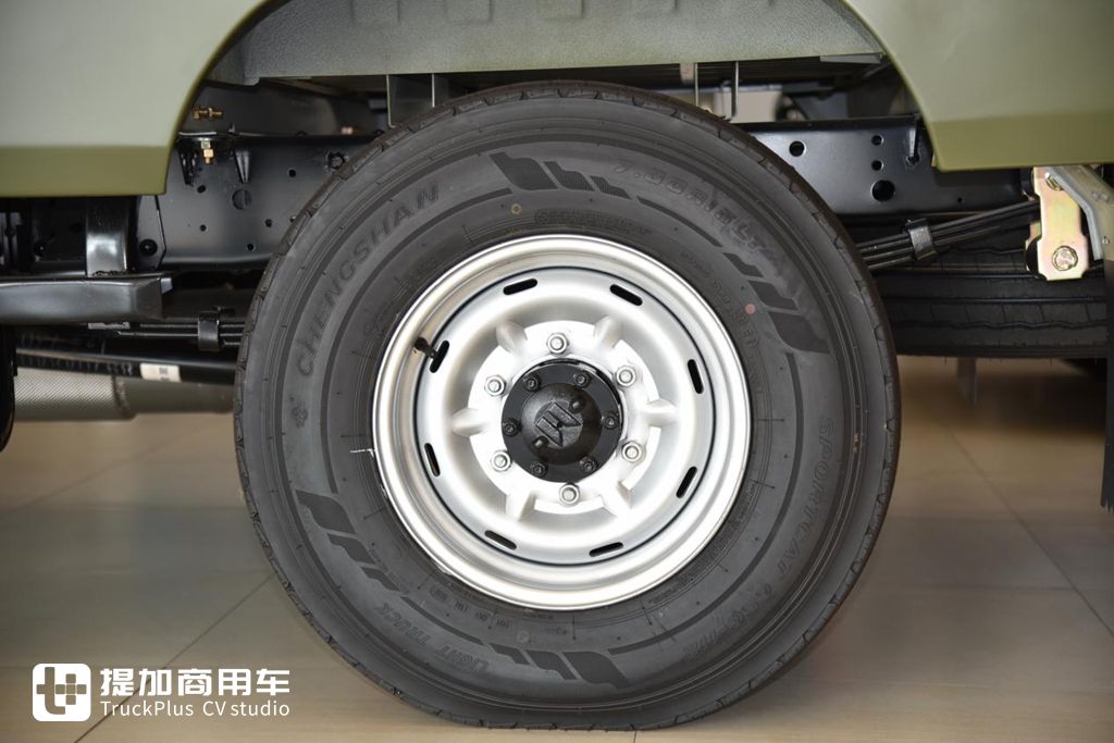 墨绿色的磨砂漆面,全新内饰,庆铃五十铃100P双排单轮车型实拍 - 第9张 - 提加商用车网 墨绿色的磨砂漆面,全新内饰,庆铃五十铃100P双排单轮车型实拍 - 第9张