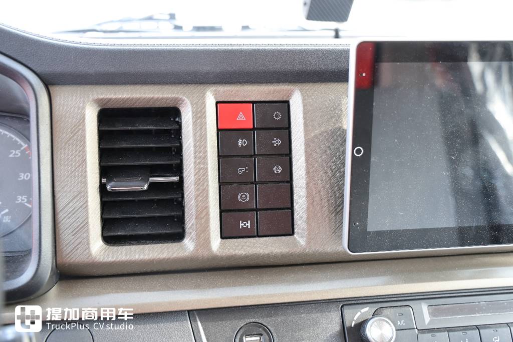 200马力+10挡箱,驾驶室外观内饰豪华,东风拓行X1工程车实拍评测 - 第9张 - 提加商用车网 200马力+10挡箱,驾驶室外观内饰豪华,东风拓行X1工程车实拍评测 - 第9张