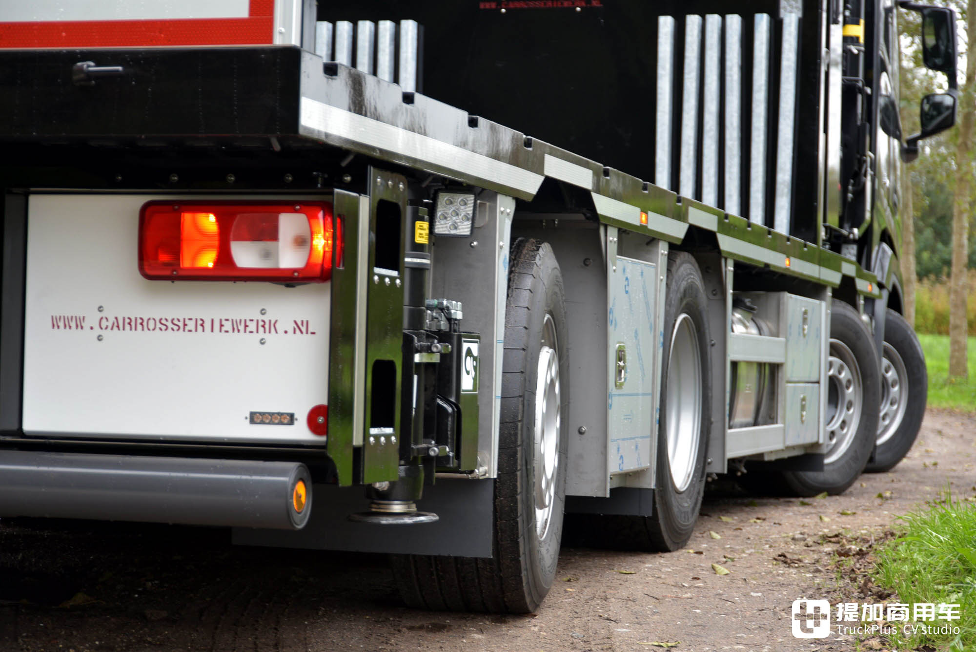 搭载后桥转向系统,吊装拉货两不误,达夫XF随车吊实拍介绍 - 第10张 - 提加商用车网 搭载后桥转向系统,吊装拉货两不误,达夫XF随车吊实拍介绍 - 第10张