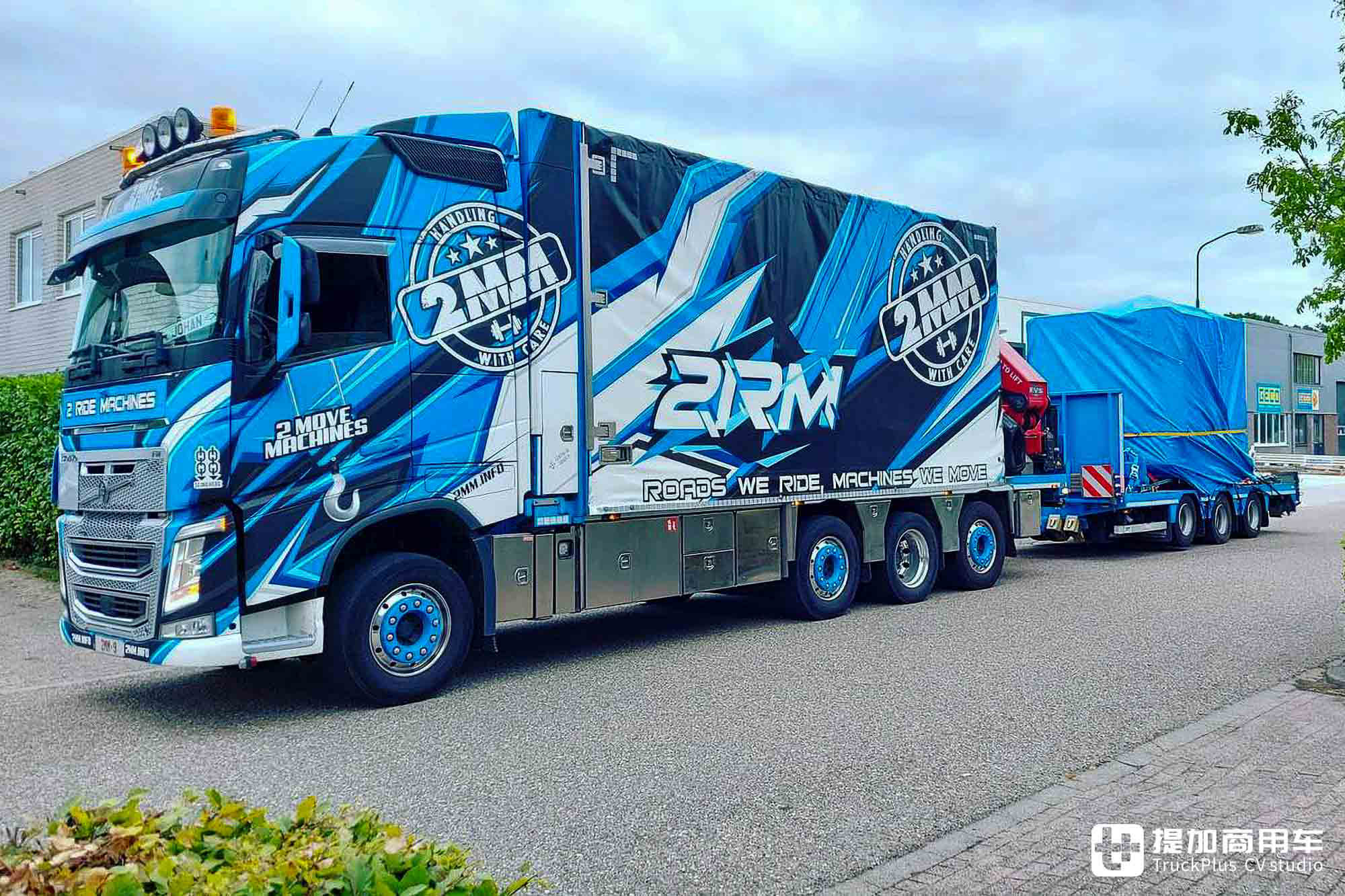 尾置随车吊+活动式侧帘装载区,精密机械运输专属,沃尔沃FH重型载货车实拍