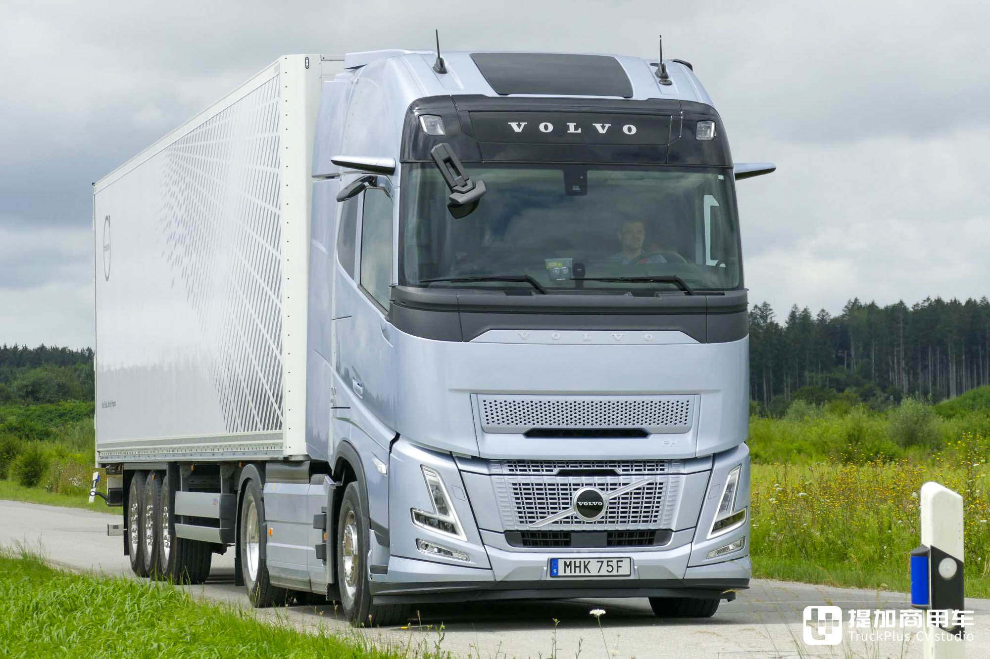 超低风阻车身，XXL驾驶室配涡轮复合发动机机，沃尔沃最新主推车型FH Aero实拍