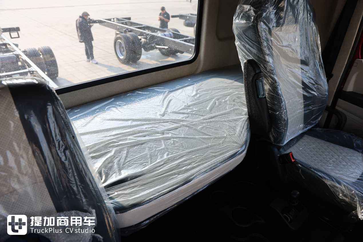 280马力发动机油耗低至15升,货厢可做到9米8,乘龙H5大单桥载货车实拍 - 第14张 - 提加商用车网 280马力发动机油耗低至15升,货厢可做到9米8,乘龙H5大单桥载货车实拍 - 第14张