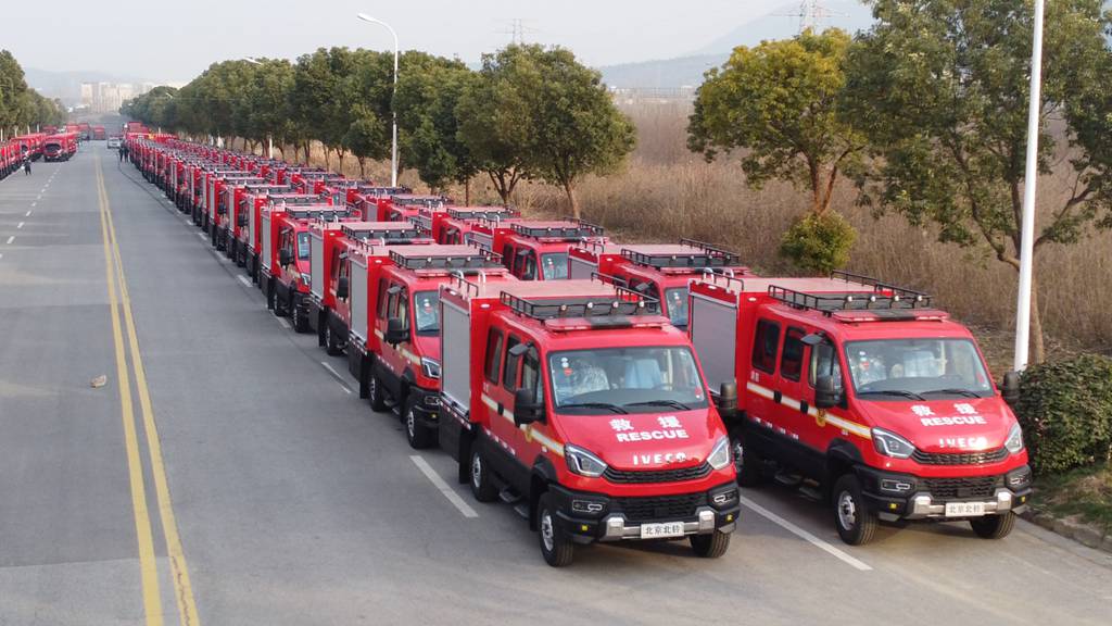 依维柯欧霸·雷霆越野四驱森林消防车成功交付!南京依维柯喜迎新年交车开门红! - 第1张 - 提加商用车网 依维柯欧霸·雷霆越野四驱森林消防车成功交付!南京依维柯喜迎新年交车开门红! - 第1张