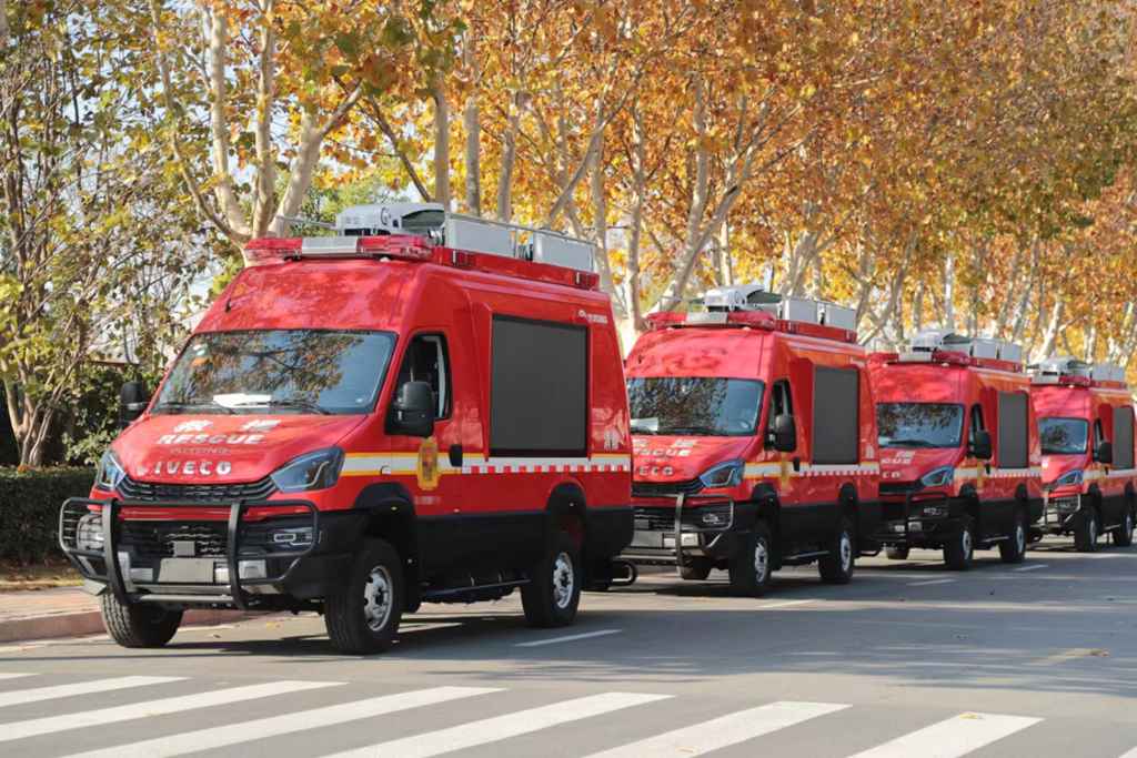 依维柯欧霸·雷霆越野四驱森林消防车成功交付!南京依维柯喜迎新年交车开门红! - 第2张 - 提加商用车网 依维柯欧霸·雷霆越野四驱森林消防车成功交付!南京依维柯喜迎新年交车开门红! - 第2张