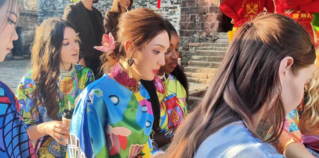 化身时尚icon 宇通C11E担纲世界旅游小姐总决赛指定用车 - 第3张 - 提加商用车网 化身时尚icon 宇通C11E担纲世界旅游小姐总决赛指定用车 - 第3张