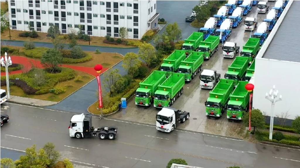 巴适！ 百台徐工新能源成套化运输设备交付盛况直击 - 第2张