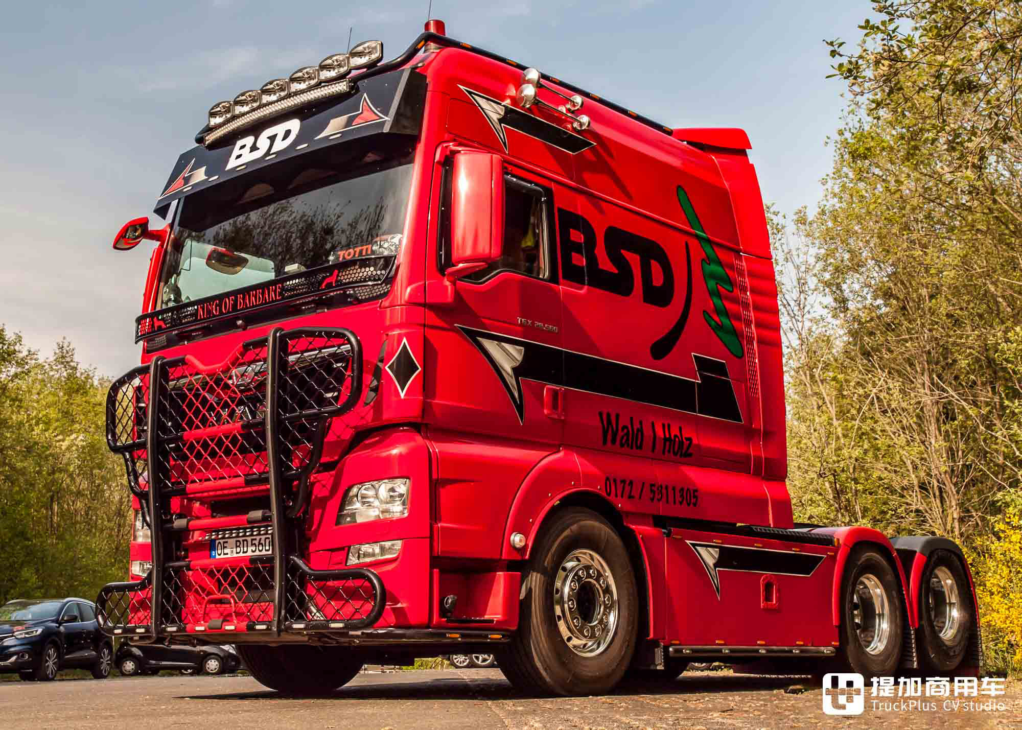 驾驶室加长一米多！真皮内饰还带投影，曼恩TGX XXXL爆改牵引车实拍