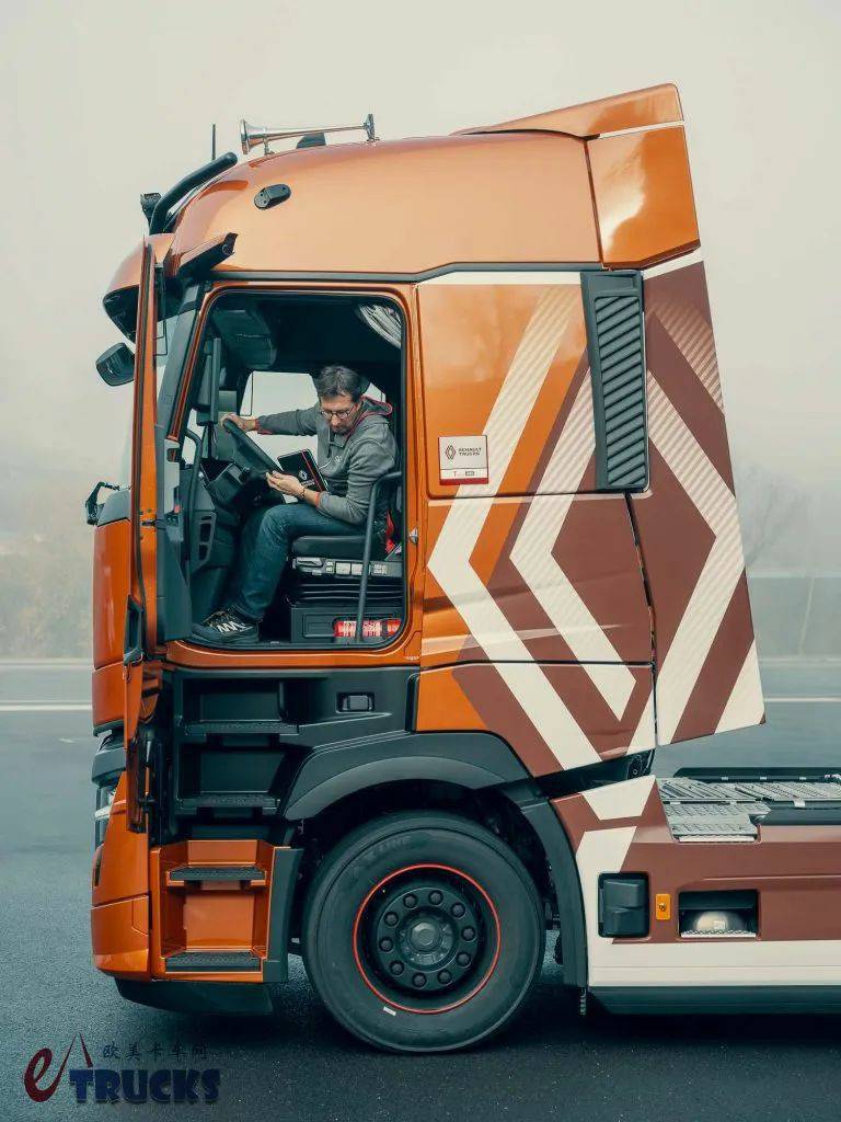 油耗降低14%!法式情调结合顶尖科技,雷诺卡车最强战力:T-High Smart Racer特别版车型实拍 - 第17张 - 提加商用车网 油耗降低14%!法式情调结合顶尖科技,雷诺卡车最强战力:T-High Smart Racer特别版车型实拍 - 第17张