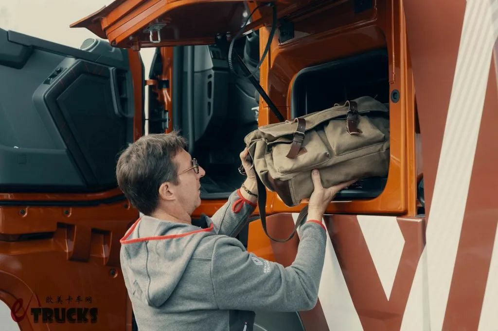 油耗降低14%!法式情调结合顶尖科技,雷诺卡车最强战力:T-High Smart Racer特别版车型实拍 - 第18张 - 提加商用车网 油耗降低14%!法式情调结合顶尖科技,雷诺卡车最强战力:T-High Smart Racer特别版车型实拍 - 第18张