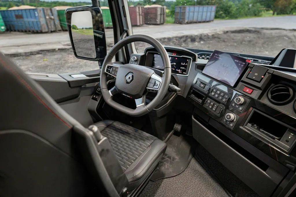 油耗降低14%!法式情调结合顶尖科技,雷诺卡车最强战力:T-High Smart Racer特别版车型实拍 - 第20张 - 提加商用车网 油耗降低14%!法式情调结合顶尖科技,雷诺卡车最强战力:T-High Smart Racer特别版车型实拍 - 第20张