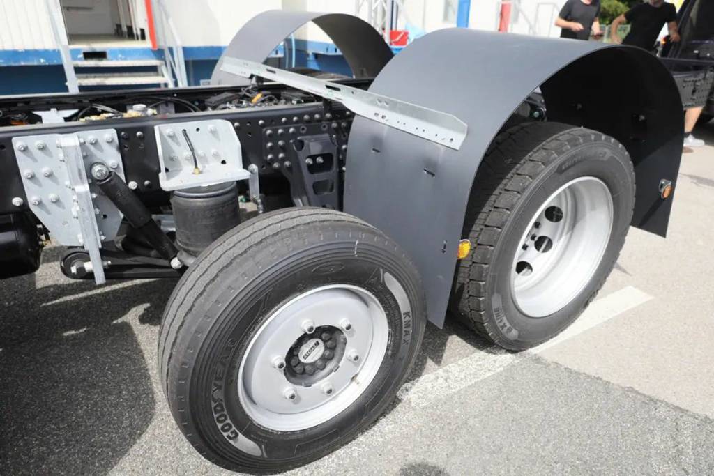 削顶处理？实拍TGS轿运车底盘 - 第4张