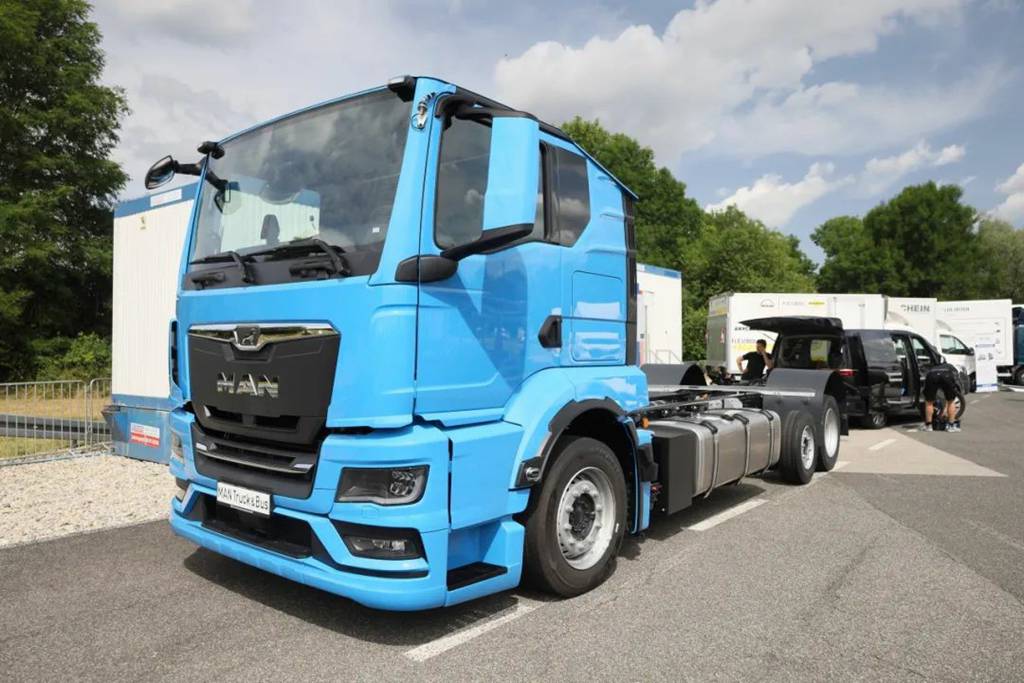 削顶处理？实拍TGS轿运车底盘 - 第1张