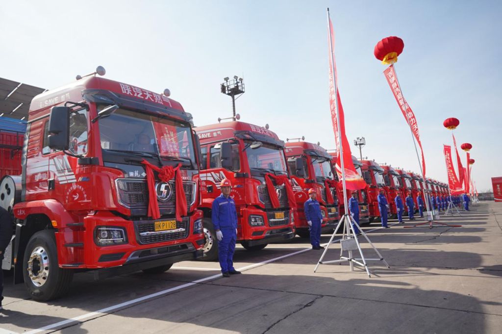 【智慧交通 绿色物流】陕汽重卡百辆天然气牵引车正式交付 - 第1张 - 提加商用车网 【智慧交通 绿色物流】陕汽重卡百辆天然气牵引车正式交付 - 第1张