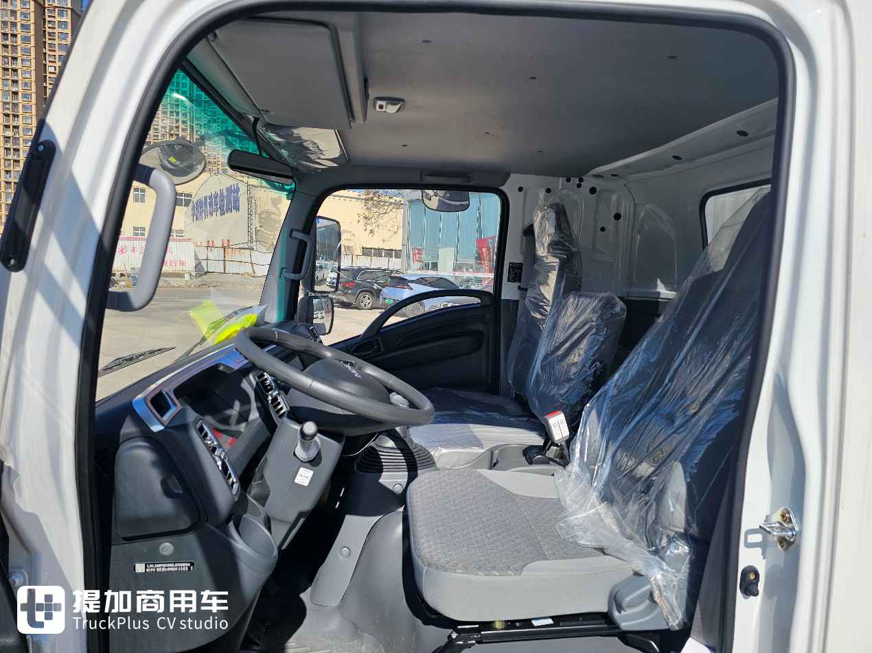 全新4KB1发动机,还有大屏内饰,庆铃五十铃KV100排半轻卡实拍 - 第5张 - 提加商用车网 全新4KB1发动机,还有大屏内饰,庆铃五十铃KV100排半轻卡实拍 - 第5张