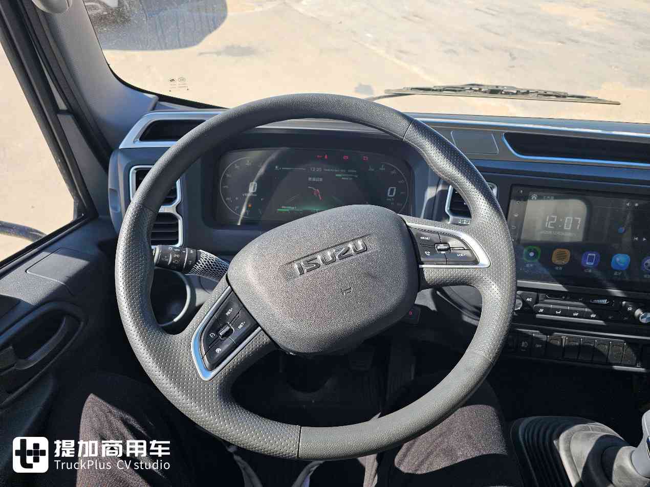 全新4KB1发动机,还有大屏内饰,庆铃五十铃KV100排半轻卡实拍 - 第6张 - 提加商用车网 全新4KB1发动机,还有大屏内饰,庆铃五十铃KV100排半轻卡实拍 - 第6张