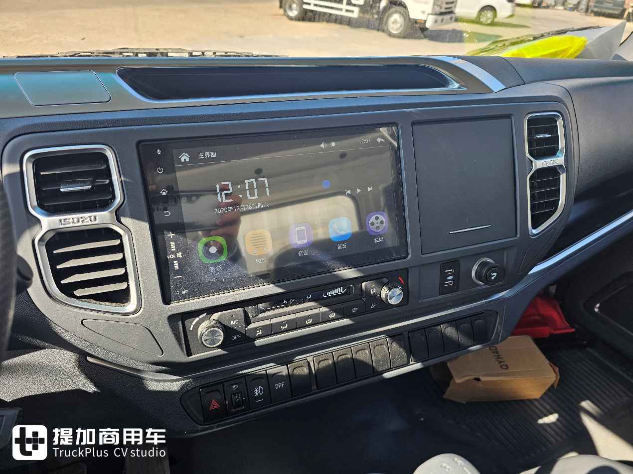 全新4KB1发动机,还有大屏内饰,庆铃五十铃KV100排半轻卡实拍 - 第7张 - 提加商用车网 全新4KB1发动机,还有大屏内饰,庆铃五十铃KV100排半轻卡实拍 - 第7张