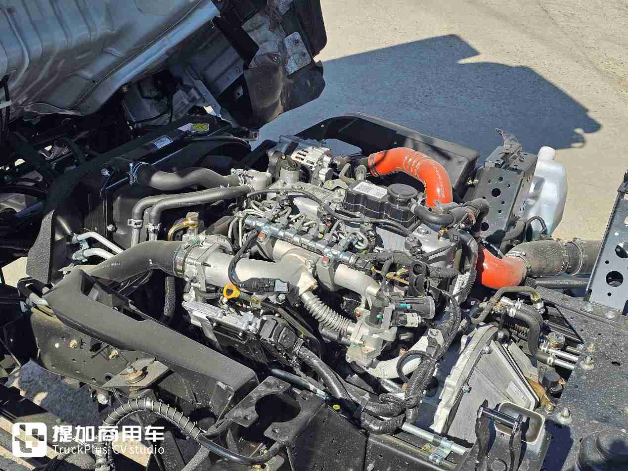 全新4KB1发动机,还有大屏内饰,庆铃五十铃KV100排半轻卡实拍 - 第10张 - 提加商用车网 全新4KB1发动机,还有大屏内饰,庆铃五十铃KV100排半轻卡实拍 - 第10张