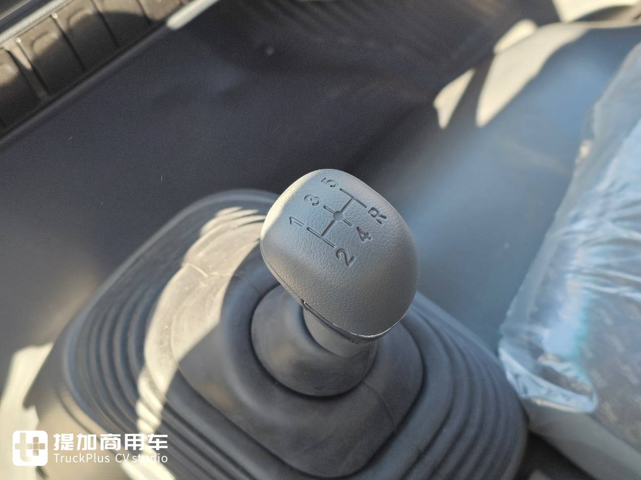 全新4KB1发动机,还有大屏内饰,庆铃五十铃KV100排半轻卡实拍 - 第11张 - 提加商用车网 全新4KB1发动机,还有大屏内饰,庆铃五十铃KV100排半轻卡实拍 - 第11张