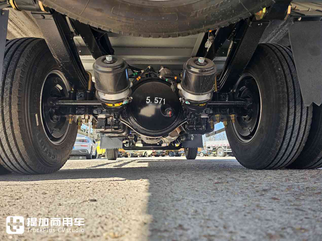 全新4KB1发动机,还有大屏内饰,庆铃五十铃KV100排半轻卡实拍 - 第12张 - 提加商用车网 全新4KB1发动机,还有大屏内饰,庆铃五十铃KV100排半轻卡实拍 - 第12张