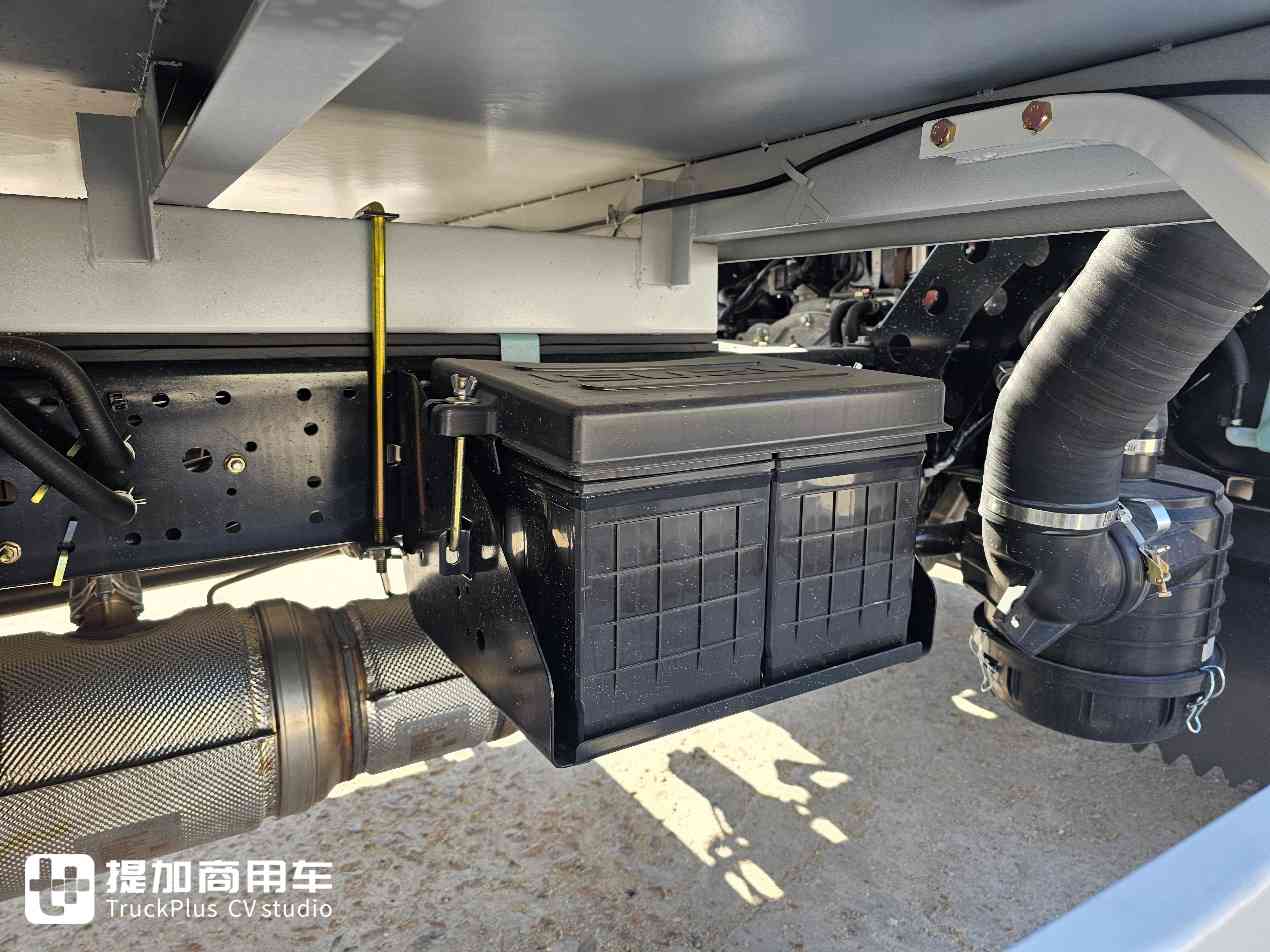 全新4KB1发动机,还有大屏内饰,庆铃五十铃KV100排半轻卡实拍 - 第14张 - 提加商用车网 全新4KB1发动机,还有大屏内饰,庆铃五十铃KV100排半轻卡实拍 - 第14张