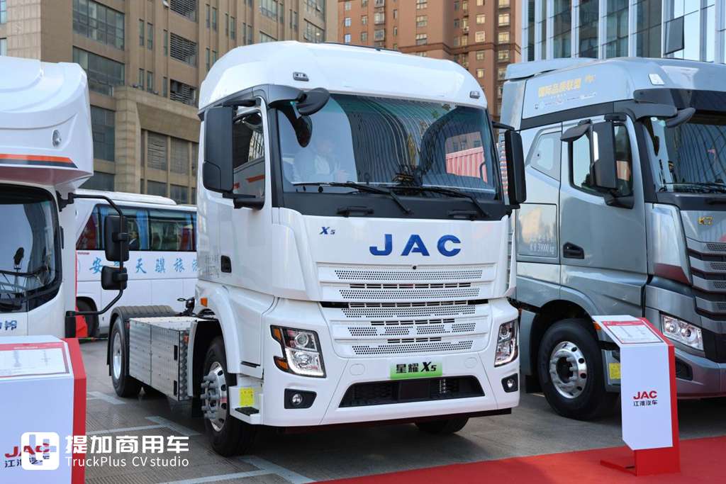 纯电重卡到底怎么样?实拍带你看25分钟完成补能,能跑400公里的江淮星耀X5纯电牵引车 - 第1张 - 提加商用车网 纯电重卡到底怎么样?实拍带你看25分钟完成补能,能跑400公里的江淮星耀X5纯电牵引车 - 第1张