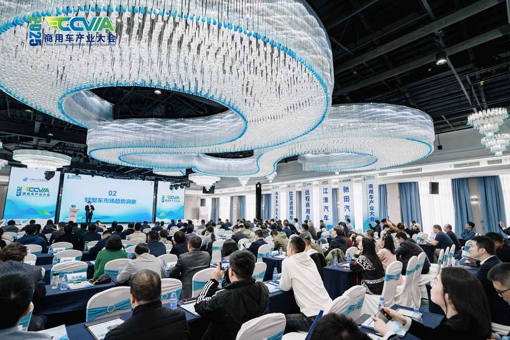 【有卡有料】江淮1卡重磅亮相2025商用车产业大会 - 第1张 - 提加商用车网 【有卡有料】江淮1卡重磅亮相2025商用车产业大会 - 第1张