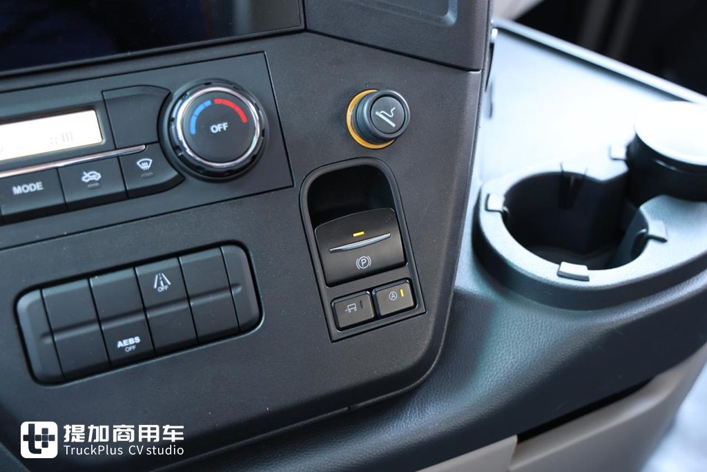 纯电重卡到底怎么样?实拍带你看25分钟完成补能,能跑400公里的江淮星耀X5纯电牵引车 - 第10张 - 提加商用车网 纯电重卡到底怎么样?实拍带你看25分钟完成补能,能跑400公里的江淮星耀X5纯电牵引车 - 第10张