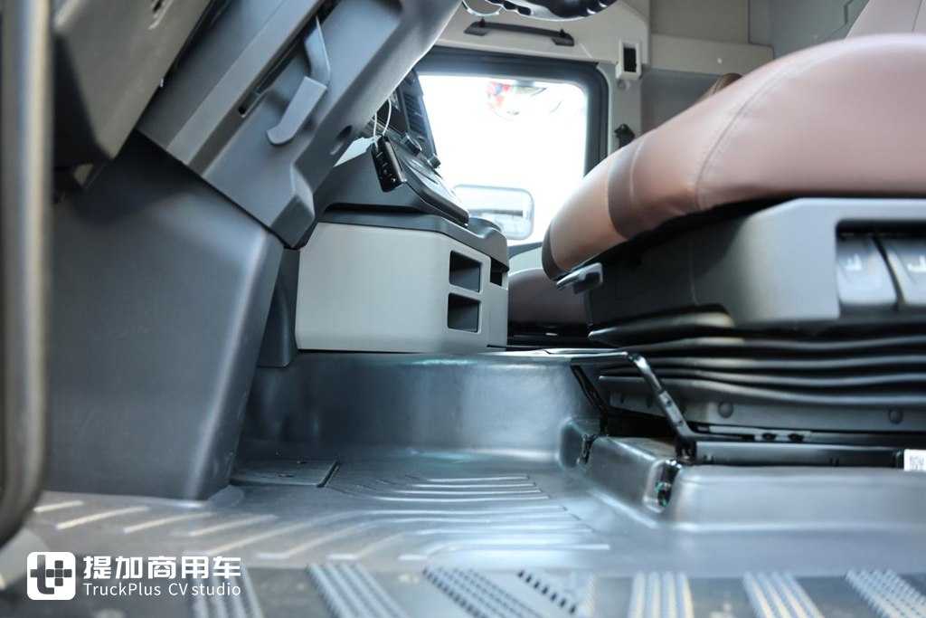 纯电重卡到底怎么样?实拍带你看25分钟完成补能,能跑400公里的江淮星耀X5纯电牵引车 - 第12张 - 提加商用车网 纯电重卡到底怎么样?实拍带你看25分钟完成补能,能跑400公里的江淮星耀X5纯电牵引车 - 第12张