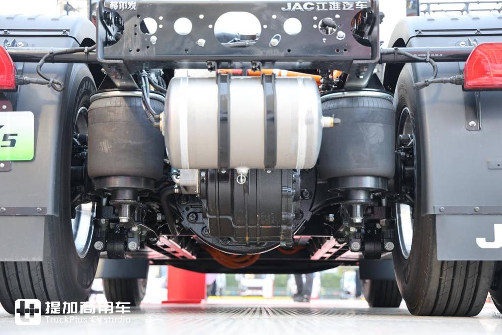 纯电重卡到底怎么样?实拍带你看25分钟完成补能,能跑400公里的江淮星耀X5纯电牵引车 - 第13张 - 提加商用车网 纯电重卡到底怎么样?实拍带你看25分钟完成补能,能跑400公里的江淮星耀X5纯电牵引车 - 第13张