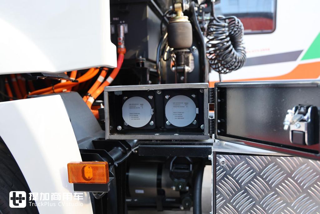 纯电重卡到底怎么样?实拍带你看25分钟完成补能,能跑400公里的江淮星耀X5纯电牵引车 - 第15张 - 提加商用车网 纯电重卡到底怎么样?实拍带你看25分钟完成补能,能跑400公里的江淮星耀X5纯电牵引车 - 第15张