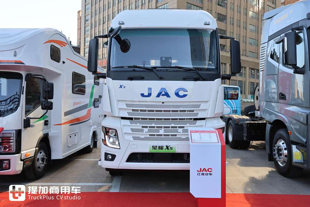 纯电重卡到底怎么样?实拍带你看25分钟完成补能,能跑400公里的江淮星耀X5纯电牵引车 - 第2张 - 提加商用车网 纯电重卡到底怎么样?实拍带你看25分钟完成补能,能跑400公里的江淮星耀X5纯电牵引车 - 第2张