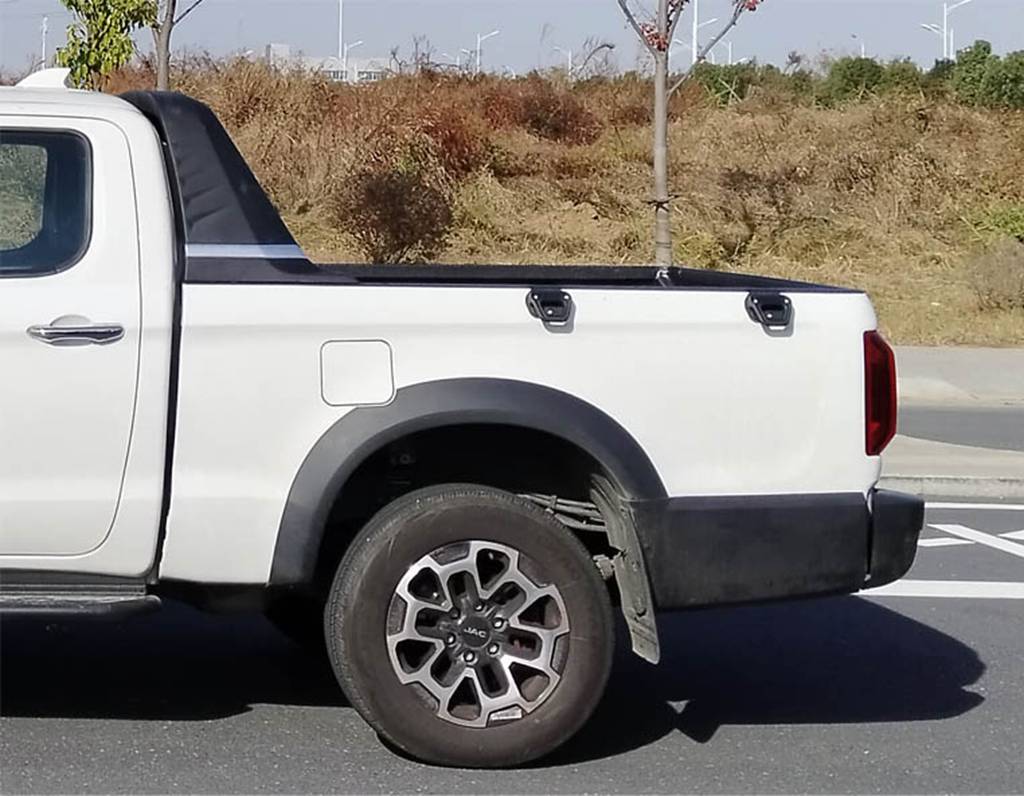 江淮首款插混皮卡来了!2.0T+前后双电机,性能堪称“王炸” - 第2张 - 提加商用车网 江淮首款插混皮卡来了!2.0T+前后双电机,性能堪称“王炸” - 第2张