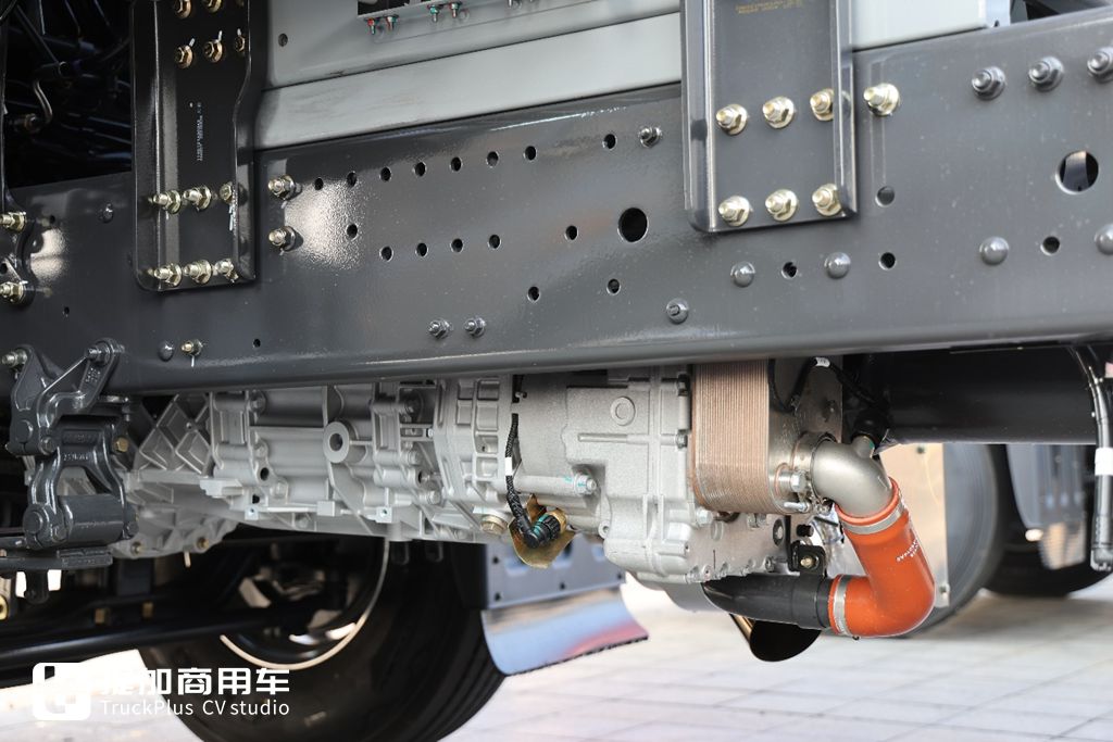 乘龙推出全新H7 Pro高端重卡，搭载康明斯15升燃气机和气囊悬挂，这配置可太高了 - 第3张