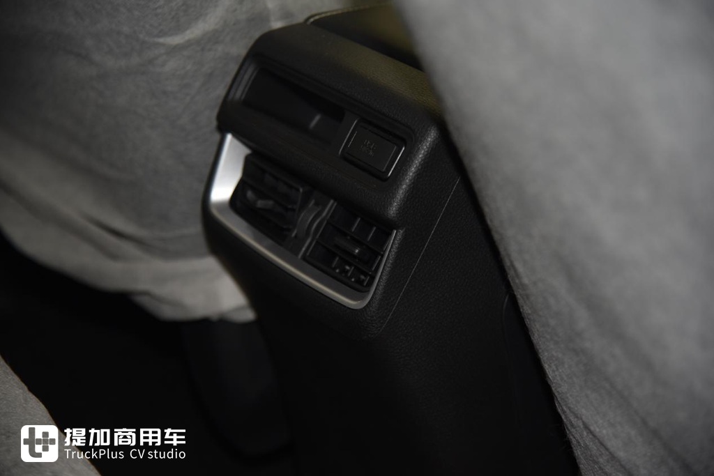全能实力,越野与实用兼得,实拍带你看庆铃五十铃T30皮卡 - 第9张 - 提加商用车网 全能实力,越野与实用兼得,实拍带你看庆铃五十铃T30皮卡 - 第9张