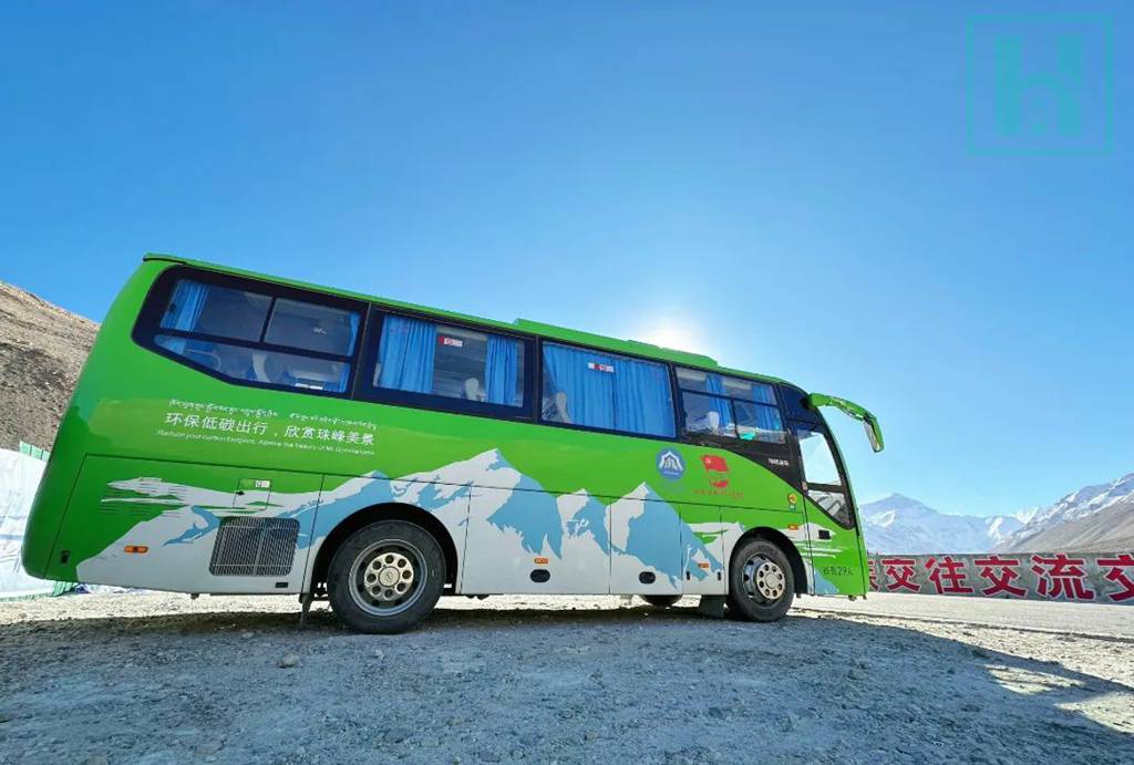 世界之巅迎来“绿色使者”—苏州金龙海格纯电动摆渡巴士,8848.86米下的环保奇迹! - 第2张 - 提加商用车网 世界之巅迎来“绿色使者”—苏州金龙海格纯电动摆渡巴士,8848.86米下的环保奇迹! - 第2张