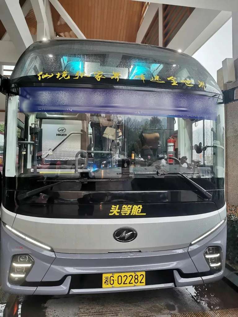 德国前总统武尔夫在张家界,竟被苏州金龙新V系客车 “圈粉”? - 第2张 - 提加商用车网 德国前总统武尔夫在张家界,竟被苏州金龙新V系客车 “圈粉”? - 第2张