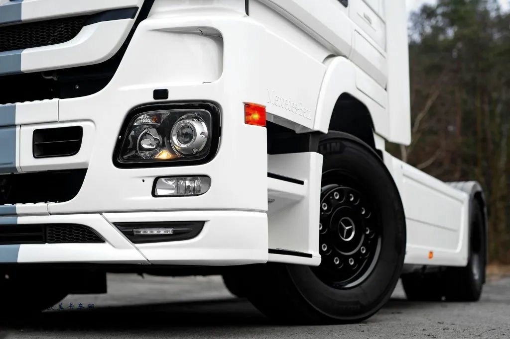 15年前的奔驰顶级旗舰!全球限量500台,奔驰Actros White Liner限量版卡车实拍 - 第11张 - 提加商用车网 15年前的奔驰顶级旗舰!全球限量500台,奔驰Actros White Liner限量版卡车实拍 - 第11张