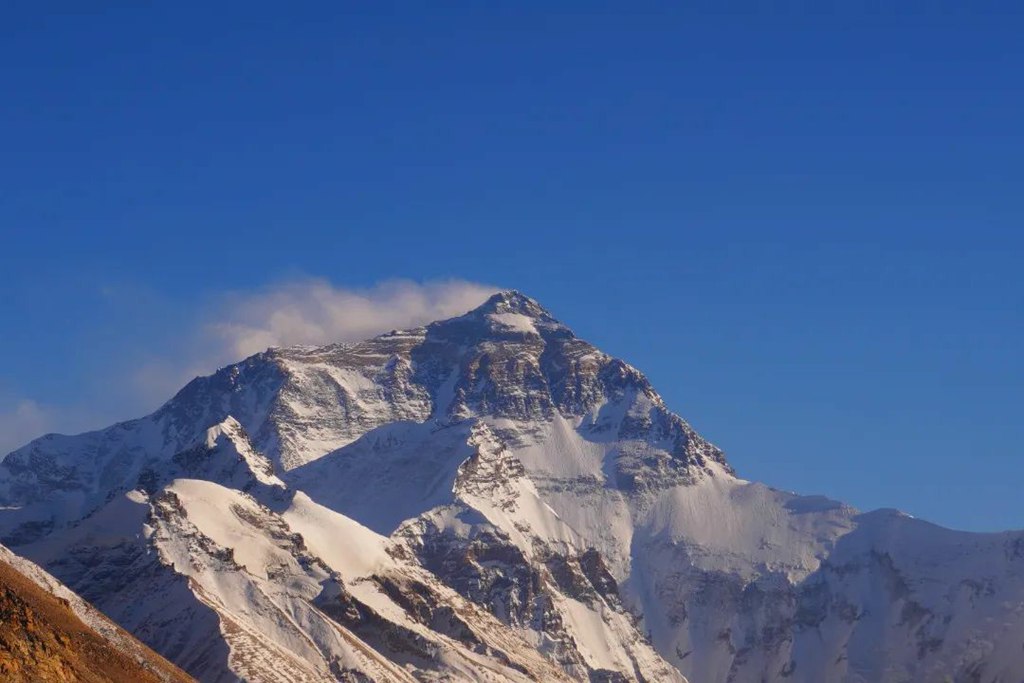 世界之巅迎来“绿色使者”—苏州金龙海格纯电动摆渡巴士,8848.86米下的环保奇迹! - 第1张 - 提加商用车网 世界之巅迎来“绿色使者”—苏州金龙海格纯电动摆渡巴士,8848.86米下的环保奇迹! - 第1张