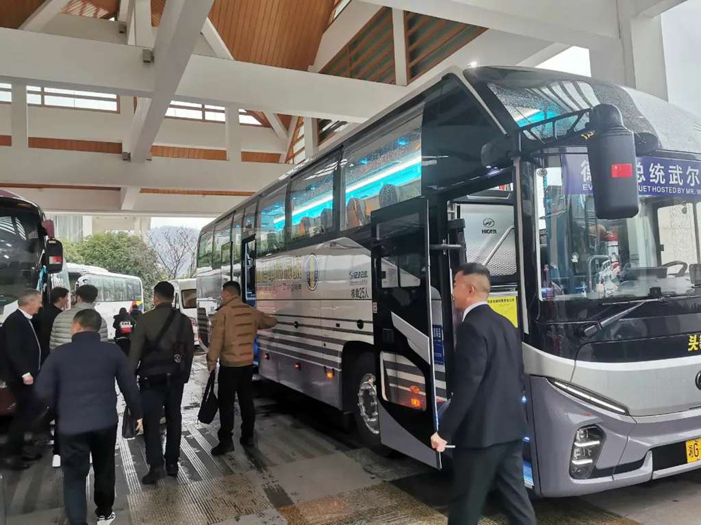 德国前总统武尔夫在张家界,竟被苏州金龙新V系客车 “圈粉”? - 第1张 - 提加商用车网 德国前总统武尔夫在张家界,竟被苏州金龙新V系客车 “圈粉”? - 第1张