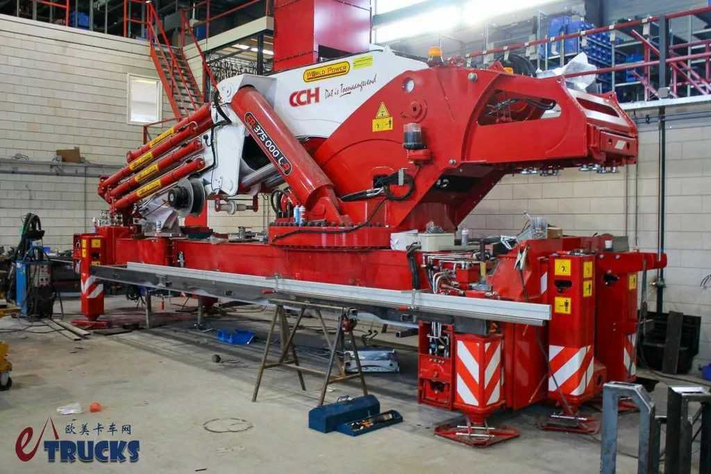 六轴12×4底盘，搭载375吨·米起重机，沃尔沃FH六轴吊车实拍 - 第13张