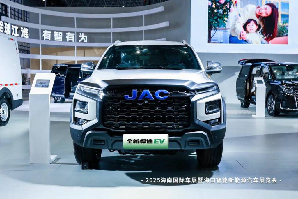 江淮皮卡旗下中国首款非承载式纯电智能四驱皮卡——全新悍途EV亮相2025海南车展 - 第1张 - 提加商用车网 江淮皮卡旗下中国首款非承载式纯电智能四驱皮卡——全新悍途EV亮相2025海南车展 - 第1张