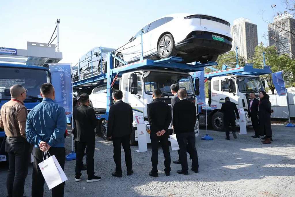 东风商用车携高效轿运车亮相东风物流2025年度合作伙伴大会 - 第3张