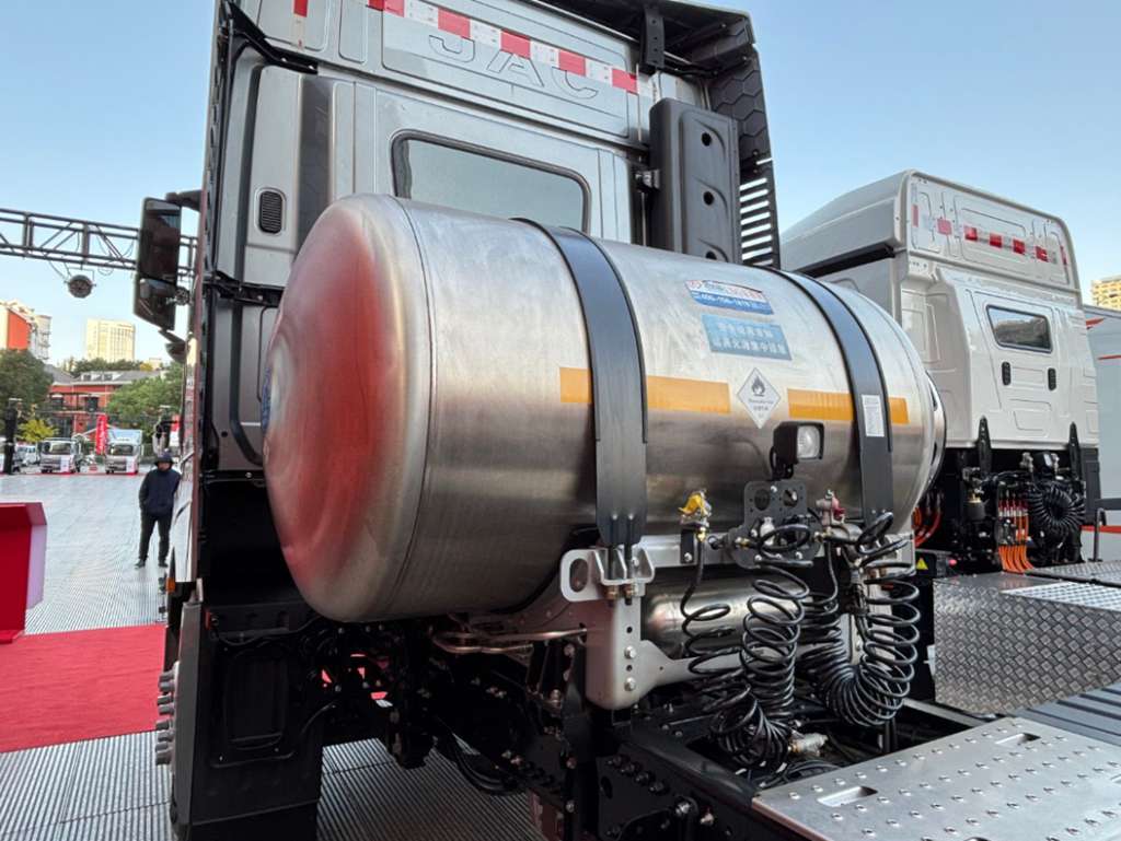 纵横南北,长途运输首选江淮跨越K7 6×4天然气牵引车! - 第3张 - 提加商用车网 纵横南北,长途运输首选江淮跨越K7 6×4天然气牵引车! - 第3张