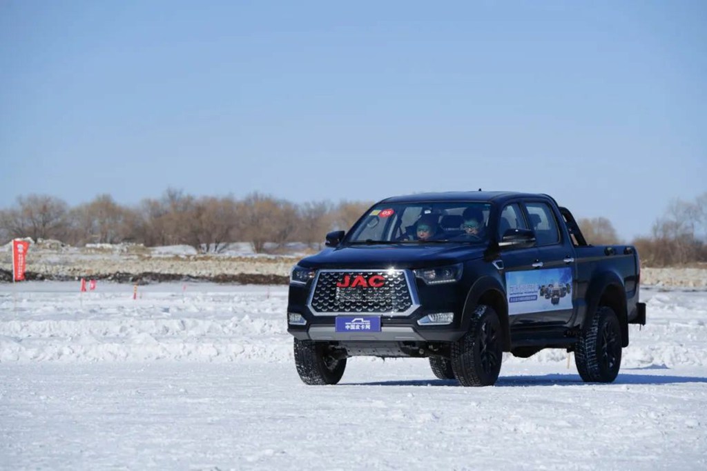 南方人玩雪,北方人驯雪!江淮皮卡极寒版重新定义冰雪驾驶 - 第3张 - 提加商用车网 南方人玩雪,北方人驯雪!江淮皮卡极寒版重新定义冰雪驾驶 - 第3张