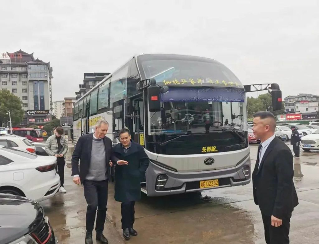 德国前总统武尔夫在张家界,竟被苏州金龙新V系客车 “圈粉”? - 第3张 - 提加商用车网 德国前总统武尔夫在张家界,竟被苏州金龙新V系客车 “圈粉”? - 第3张