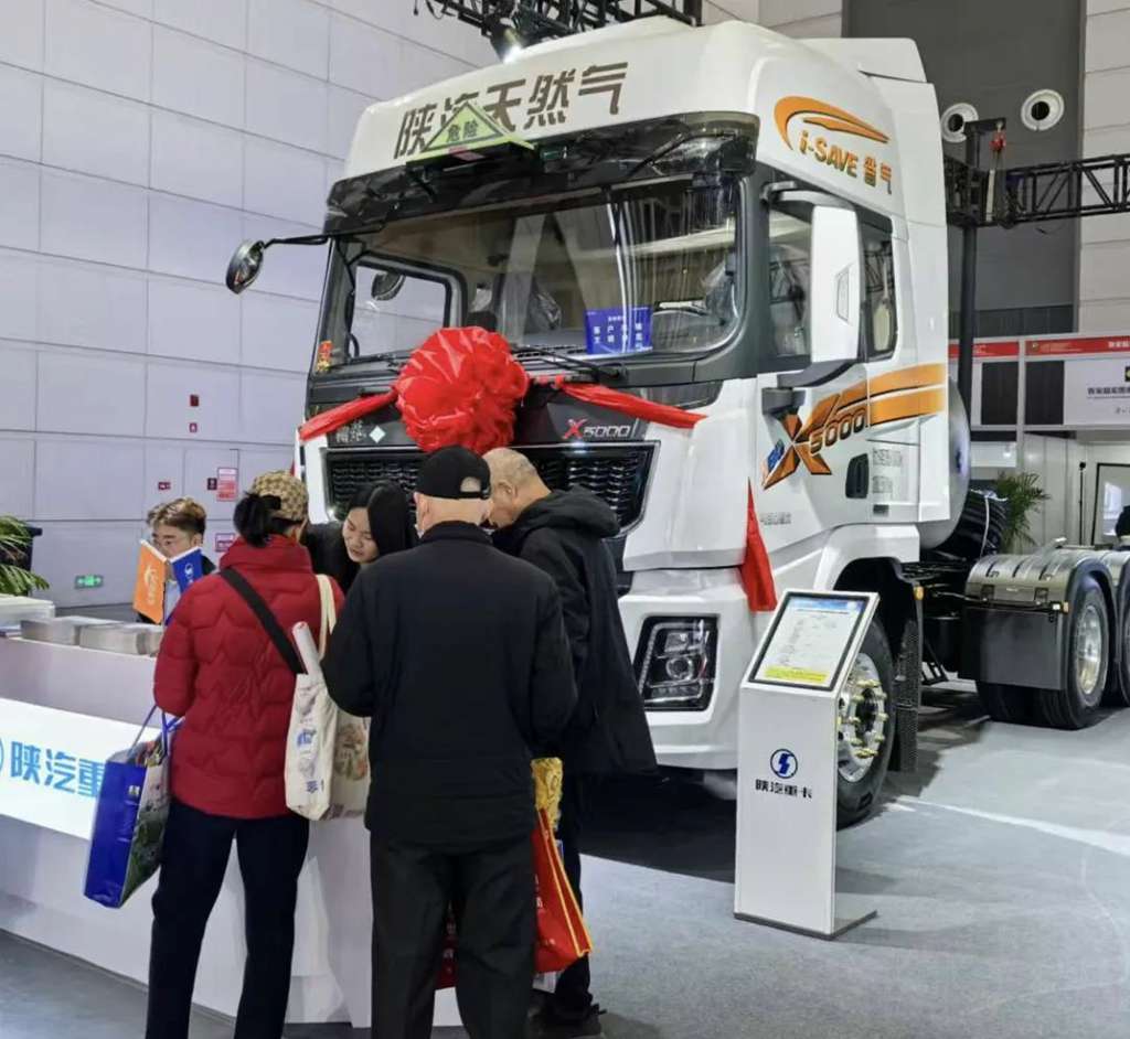 智领商用车新航道 陕汽重卡&卡尔动力无人驾驶重卡闪耀2025西部制博会 - 第3张 - 提加商用车网 智领商用车新航道 陕汽重卡&卡尔动力无人驾驶重卡闪耀2025西部制博会 - 第3张