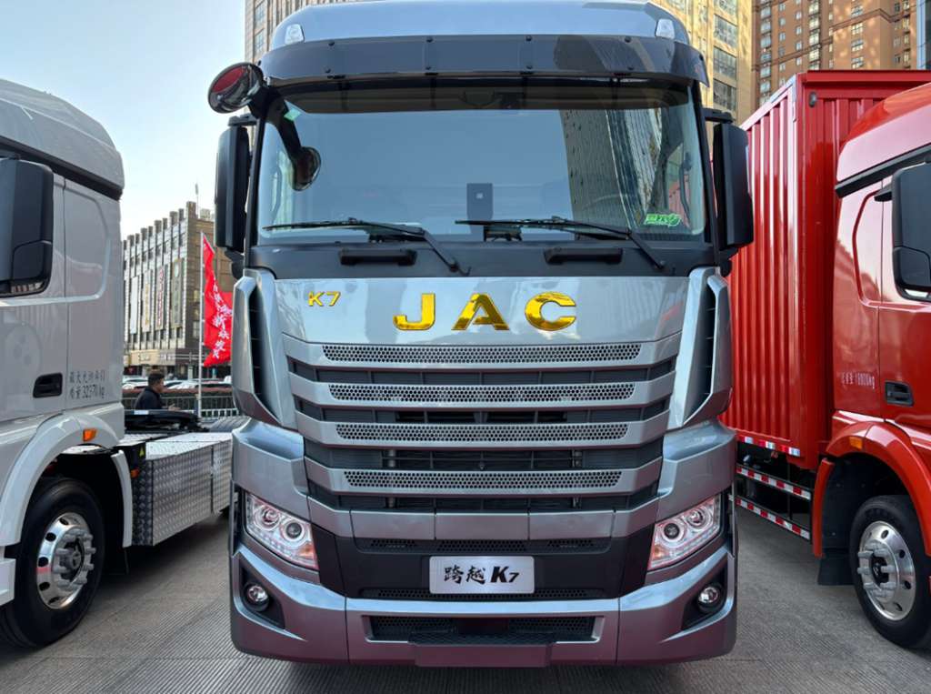 纵横南北,长途运输首选江淮跨越K7 6×4天然气牵引车! - 第1张 - 提加商用车网 纵横南北,长途运输首选江淮跨越K7 6×4天然气牵引车! - 第1张