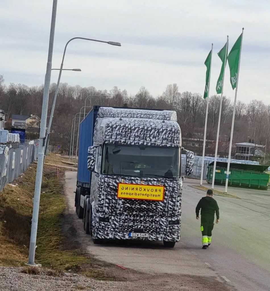 新款斯堪尼亚谍照再曝光,续航600公里沃尔沃电动重卡问世!本周欧美卡车行业新鲜事盘点 - 第1张 - 提加商用车网 新款斯堪尼亚谍照再曝光,续航600公里沃尔沃电动重卡问世!本周欧美卡车行业新鲜事盘点 - 第1张