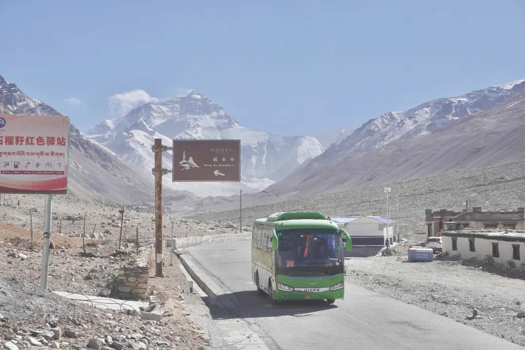 世界之巅迎来“绿色使者”—苏州金龙海格纯电动摆渡巴士,8848.86米下的环保奇迹! - 第4张 - 提加商用车网 世界之巅迎来“绿色使者”—苏州金龙海格纯电动摆渡巴士,8848.86米下的环保奇迹! - 第4张